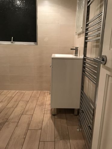 Faro 800 Cast Top and Sorento Base Unit In HGW, with a Natural Wood Almond Floor Tile