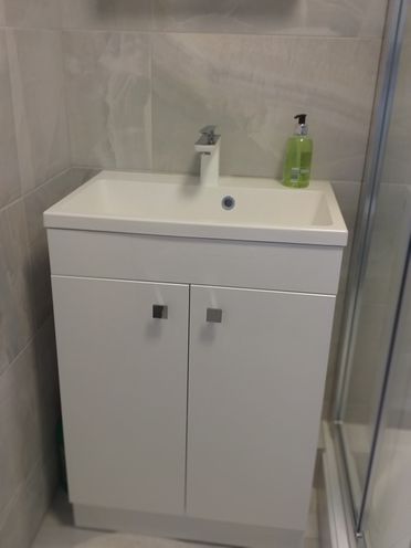 Oslo 58cm HGW Vanity Unit 2 Door, Quantum Cast Basin, Helston Gloss White Mono Basin Mixer