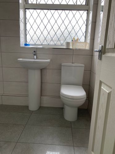 Dura Close Coupled Toilet And 1TH Dura Basin And Pedestal