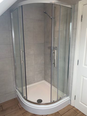 1000 x 900 Volente Offset Quadrant Cubicle & Tray; Vado TE Thermostatic Shower