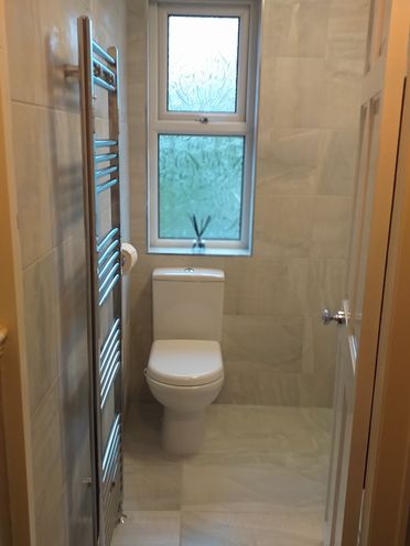 Dura C/C Pan, Cistern, S/C Seat. Dubai Blue Wall & Floor Tiles