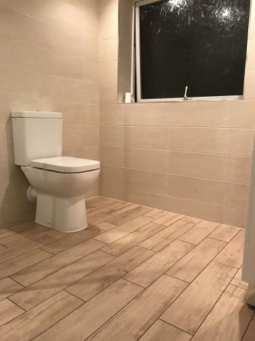 Lecico Designer 6 Toilet, with a Natural Wood Almond Floor Tile