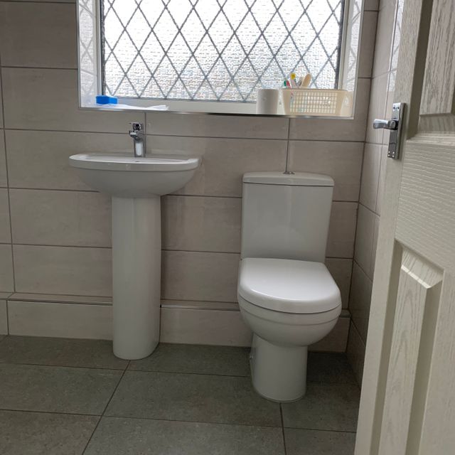 Dura Close Coupled Toilet And 1TH Dura Basin And Pedestal