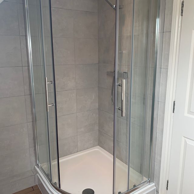 1000 x 900 Volente Offset Quadrant Cubicle & Tray; Vado TE Thermostatic Shower