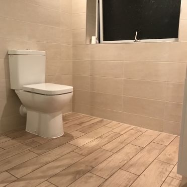 Lecico Designer 6 Toilet, with a Natural Wood Almond Floor Tile